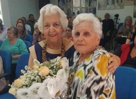 Escritora de 95 anos homenageada pelo Dia das Mães